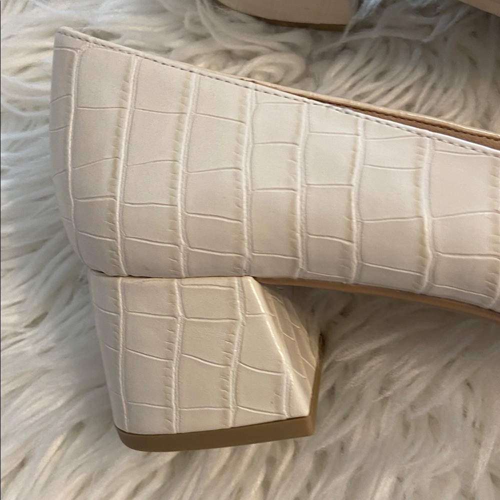 CL by Landry Elegant Cream Block Heel Shoes size 9.5 BNWOT see all photos - Picture 2 of 12